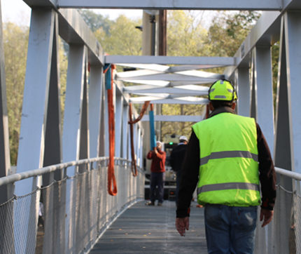 La mise en place de la passerelle