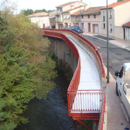 Passerelle aluminium de 82 mètres avec platelage en résine