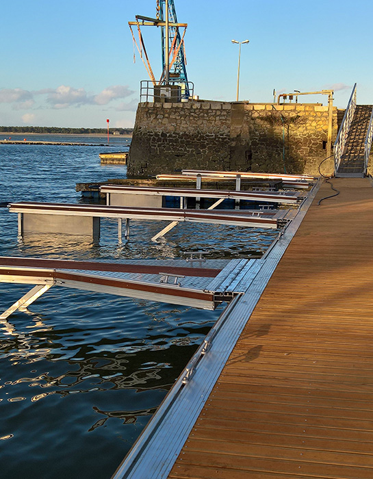 Fabrication d'équipement naval : pontons et passerelles