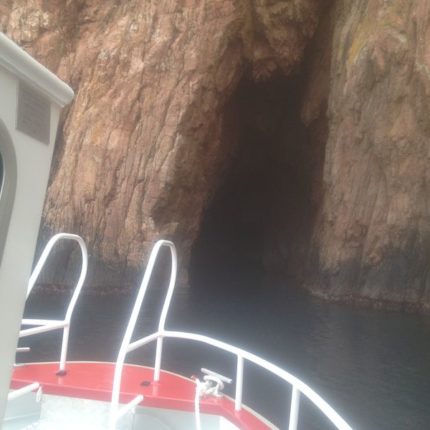 L'entrée dans la grotte en Corse
