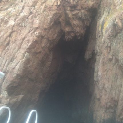L'entrée dans la grotte en Corse
