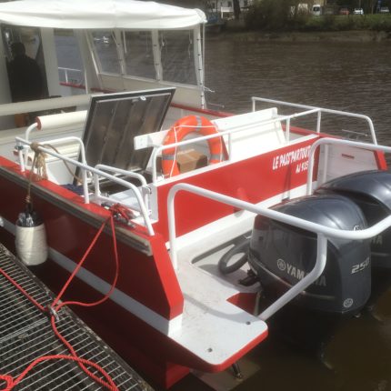 L'ARRIERE DU BATEAU EQUIPE D'UN TAUD