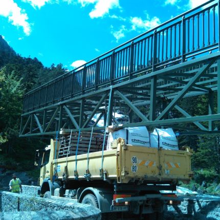 Vue l'accès difficile en montagne Amenée de la passerelle sur camion