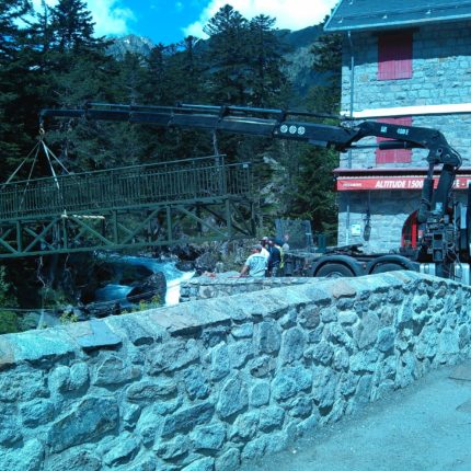 Mise en place de la passerelle à l'aide de notre camion grue