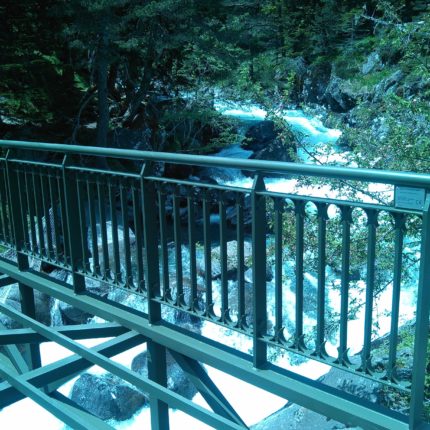 La passerelle posée. Le platelage en bois sera mis après la pose