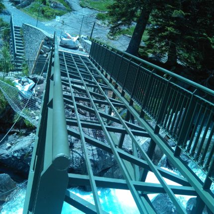 La passerelle posée. Le platelage en bois sera mis après la pose