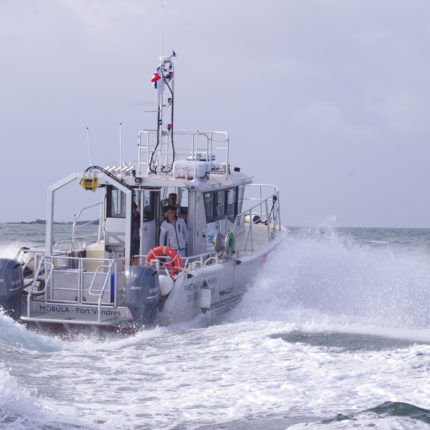 La vedette en essai dans la rade de Lorient