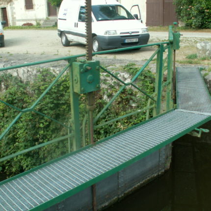 Passerelle accès pour porte d'écluse