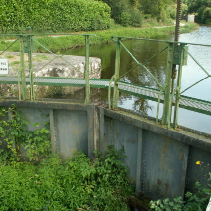 Passerelle d'accès de portes d'écluse