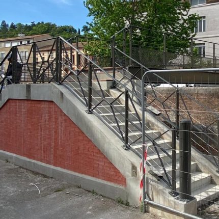 Escalier d'accès avec garde-corps identiques à la passerelle