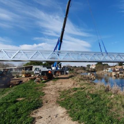 Grutage de la passerelle