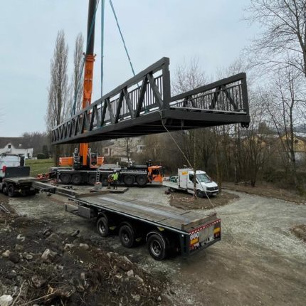 Grutage de la passerelle