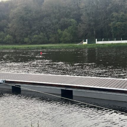 Fixation des pontons à la rive par bracons