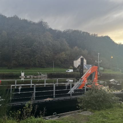 Bateau flottant + grue GUERRA