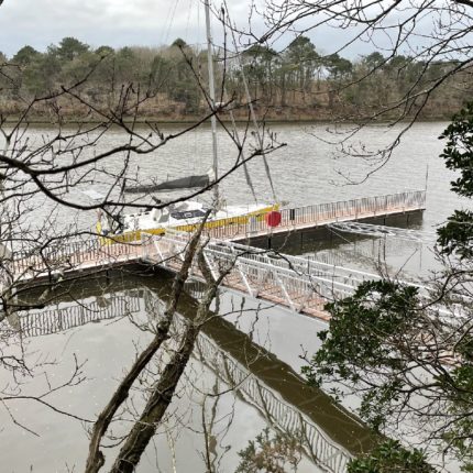 Vue d'ensemble du ponton + la passerelle + le bracon