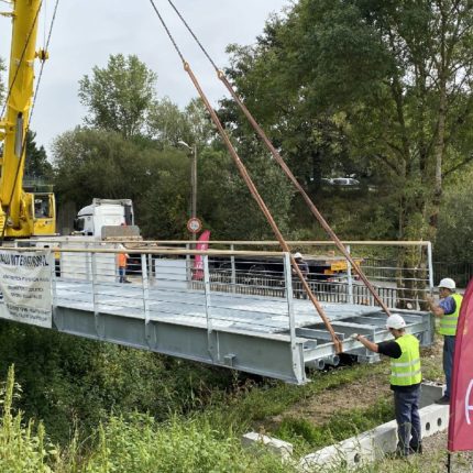 Pose de la passerelle vue d'ensemble.