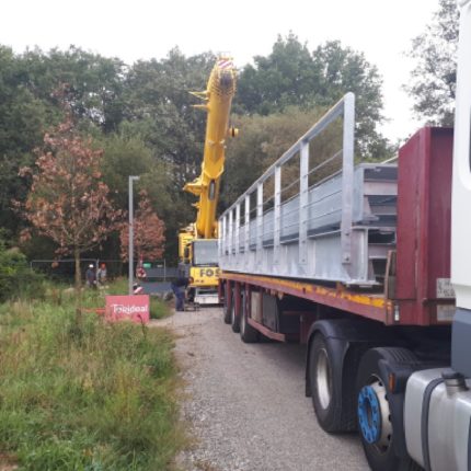 Transport des passerelles vu de profil.