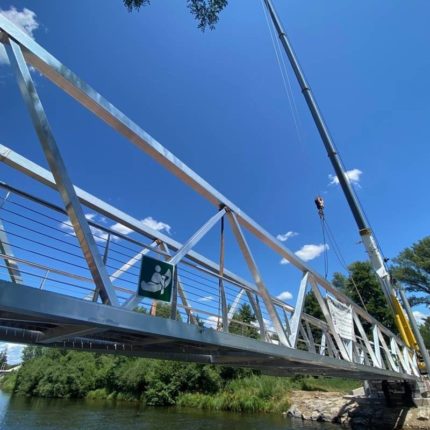 Passerelle, garde-corps, main courante et barreaudage vu du dessous.