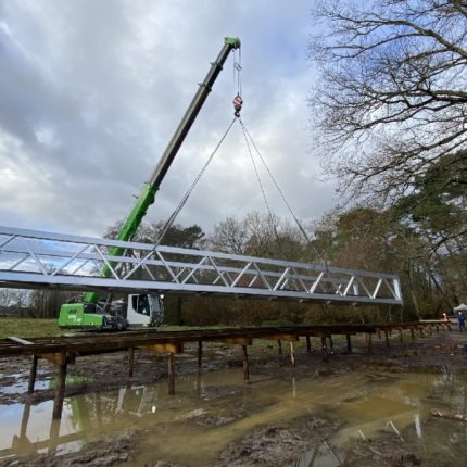 Pose de la passerelle par grue