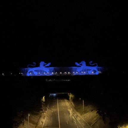 Passerelle illuminée de bleu