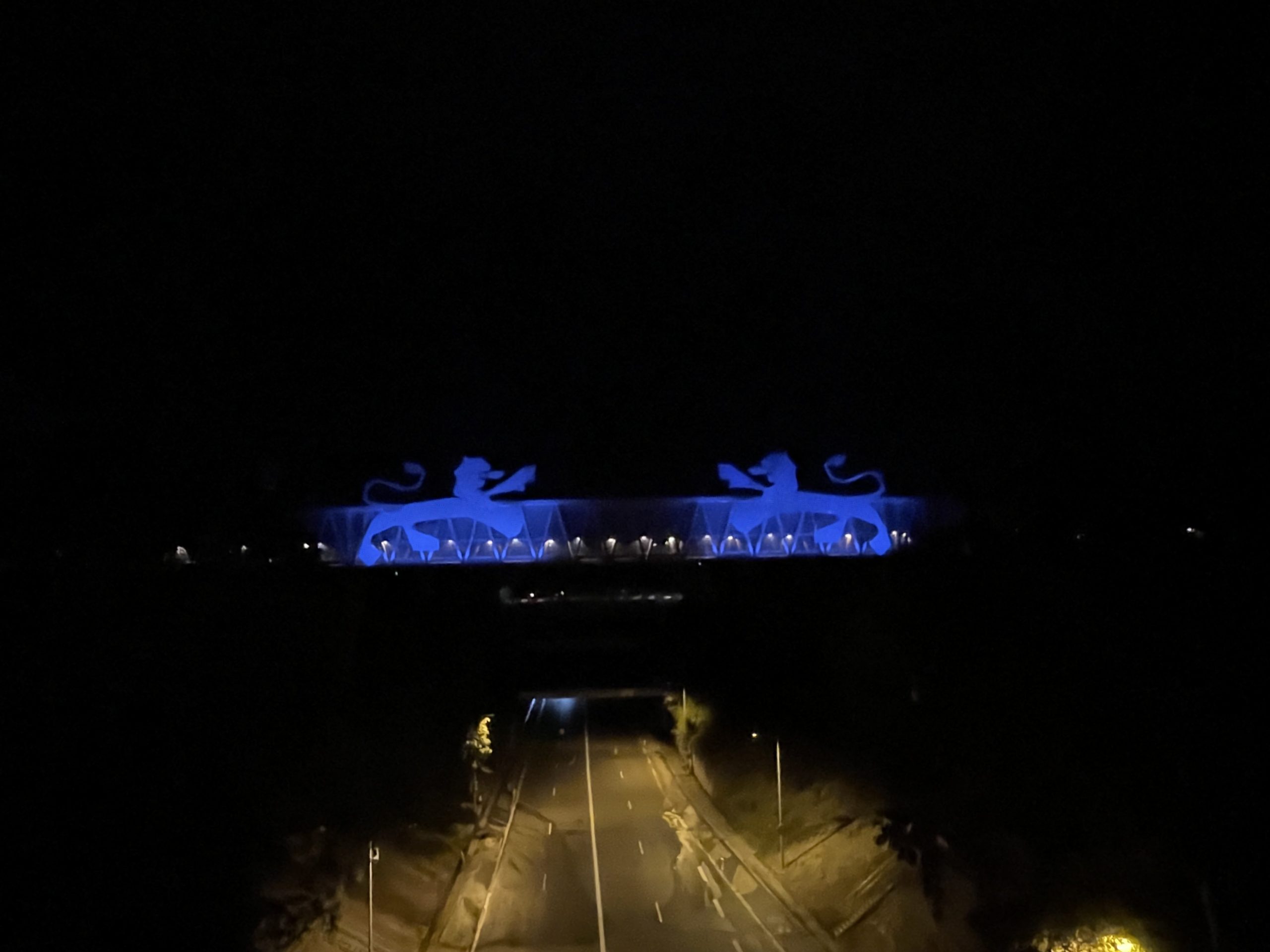 Passerelle illuminée de bleu