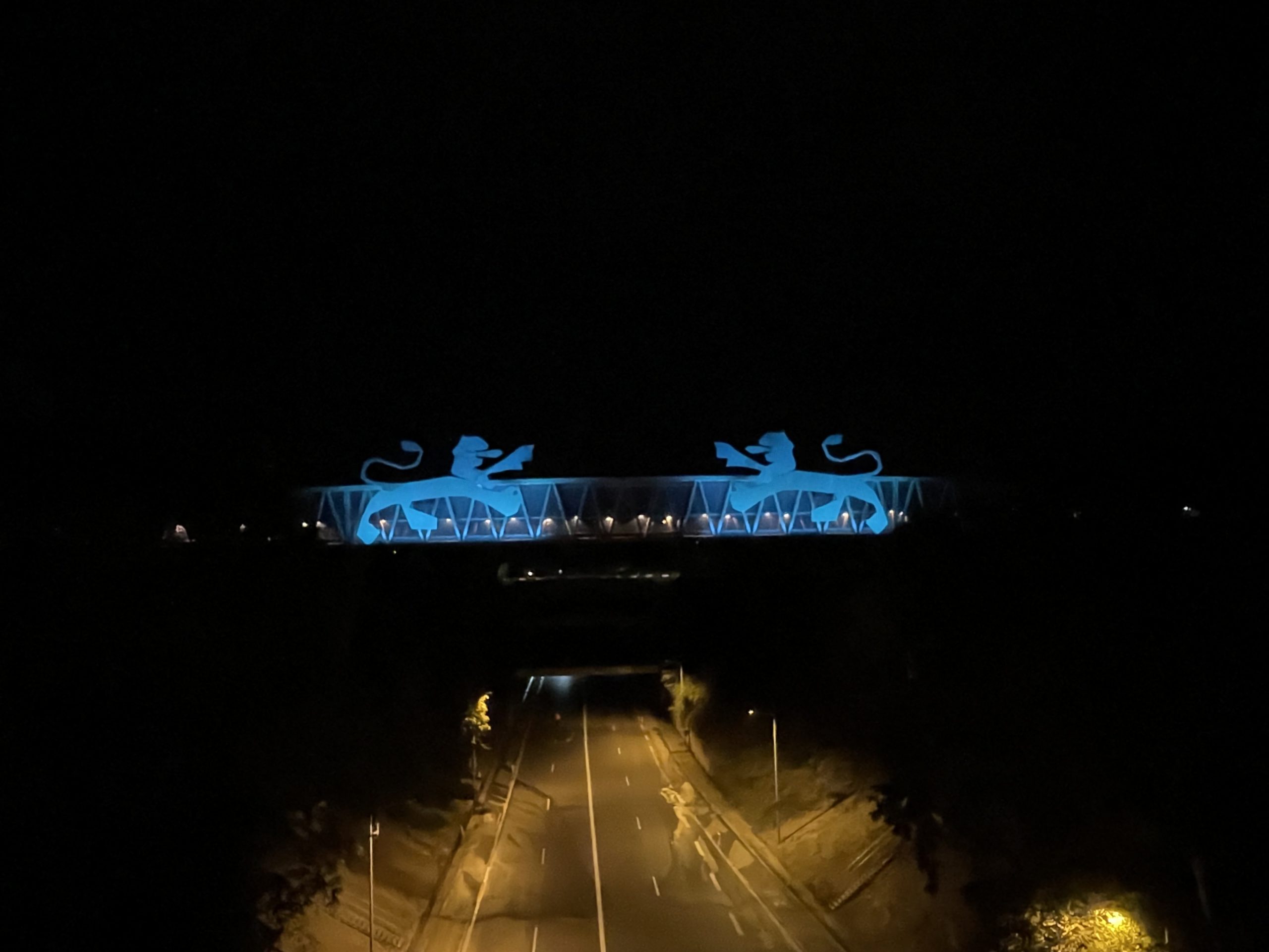 Passerelle illuminée de bleu clair