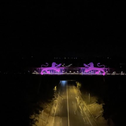 Passerelle illuminée de rose