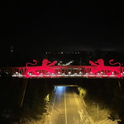 Passerelle illuminée de rouge