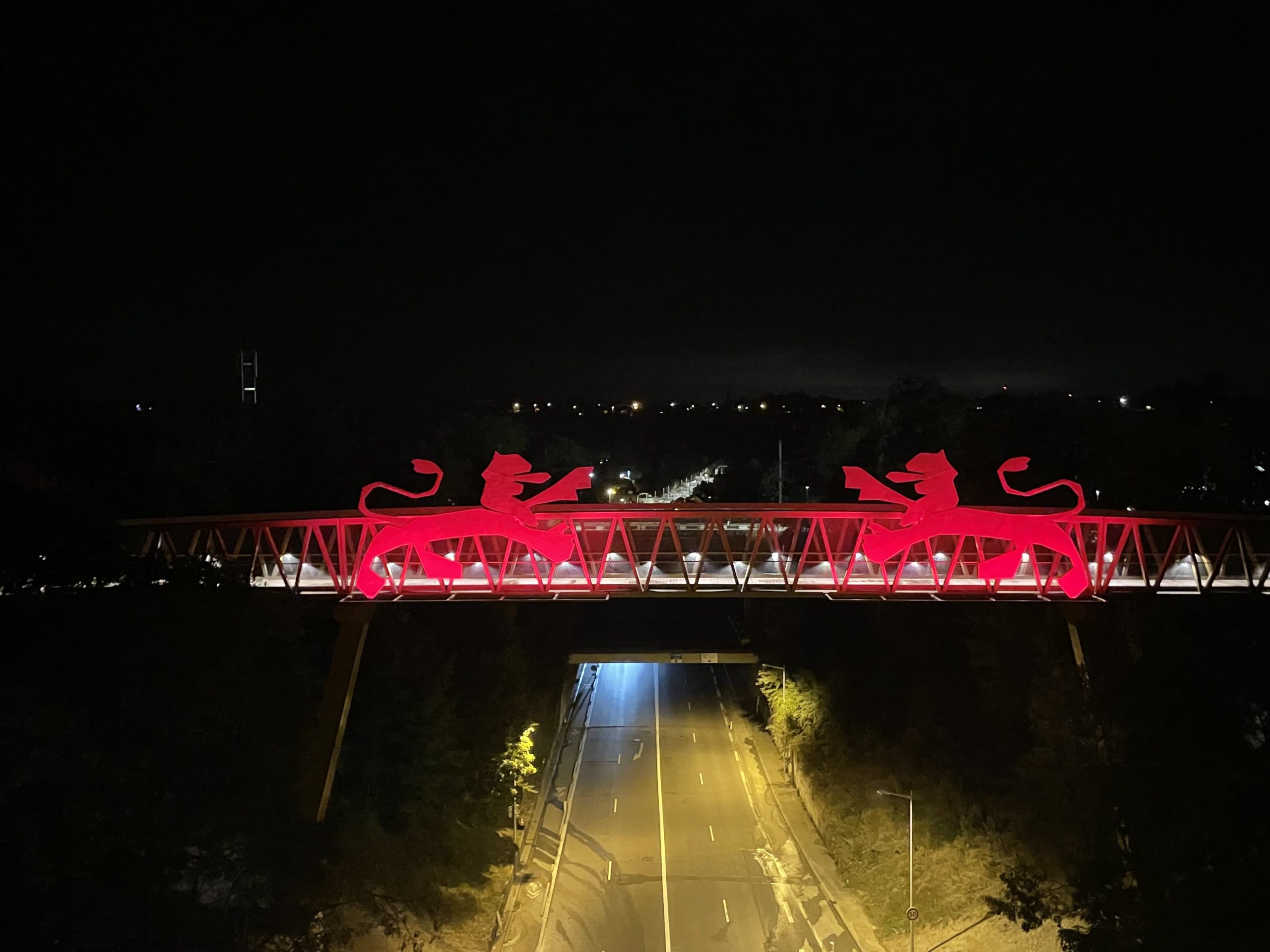 Passerelle illuminée de rouge