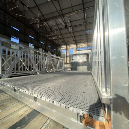 Platelage caillebotis polyester