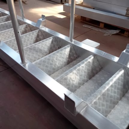 Platelage tôle aluminium à damier pliée