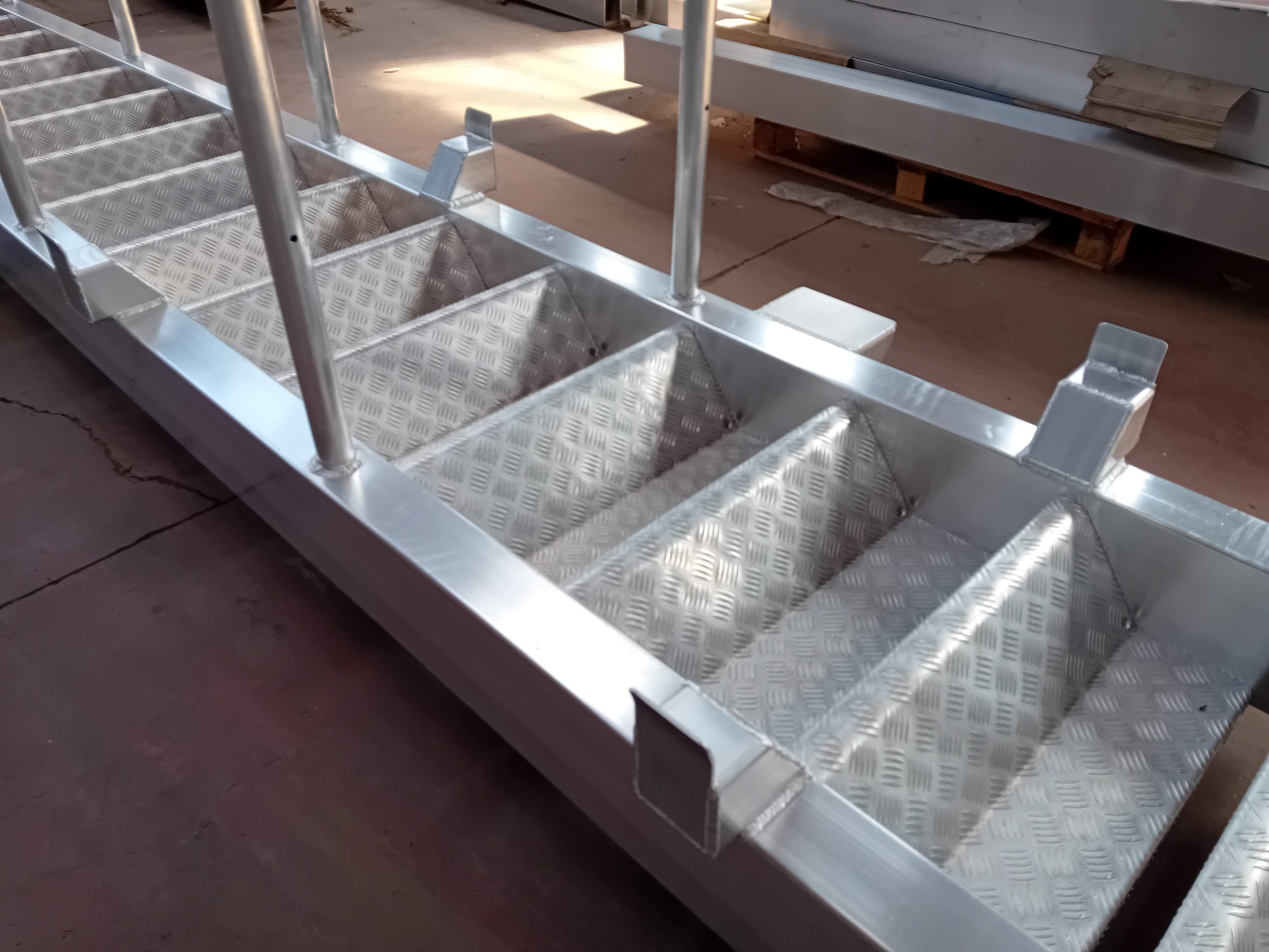 Platelage tôle aluminium à damier pliée