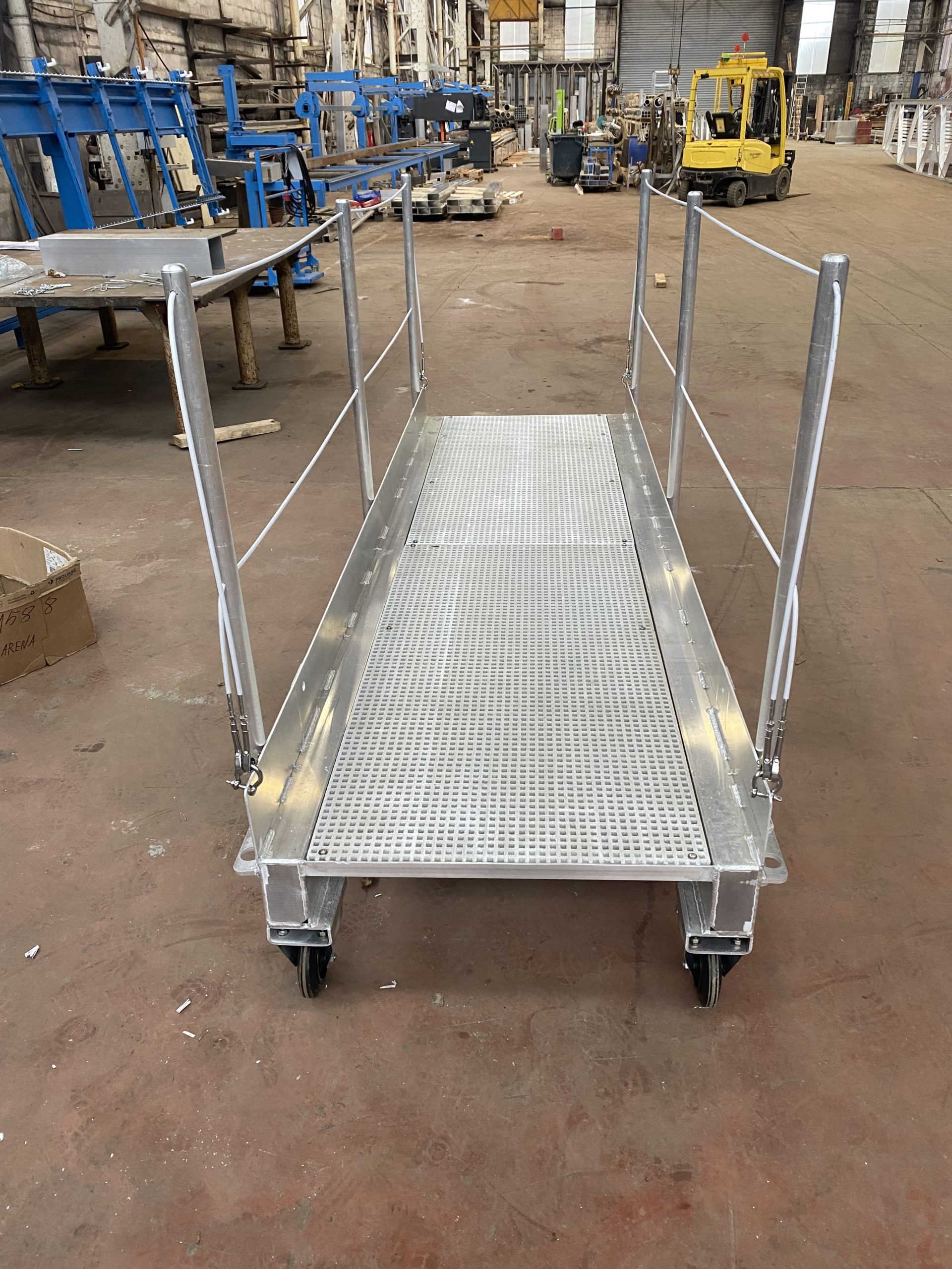 Platelage caillebotis polyester