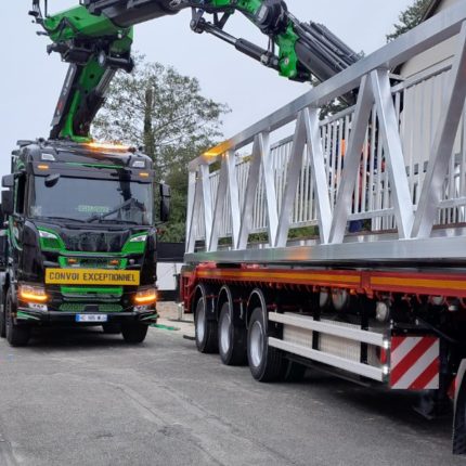Grutage de la passerelle