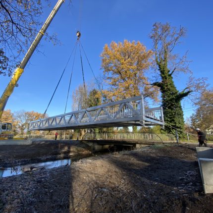 Grutage de la passerelle