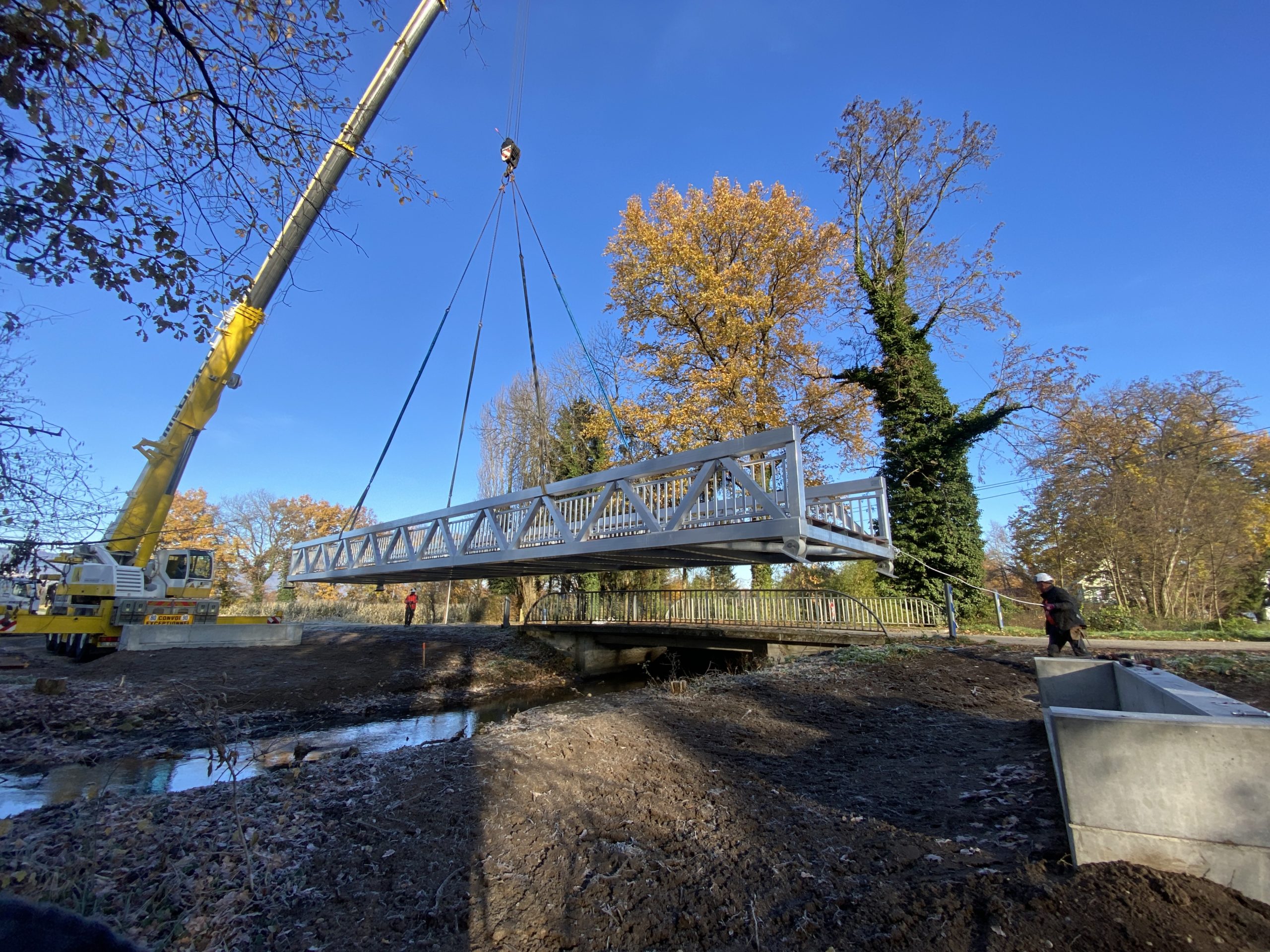 Grutage de la passerelle