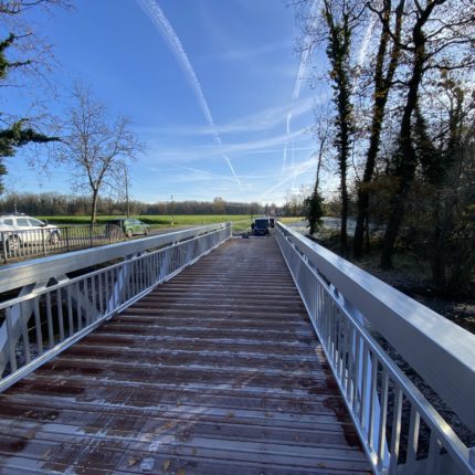 Platelage en bois massaranduba et système antidérapant