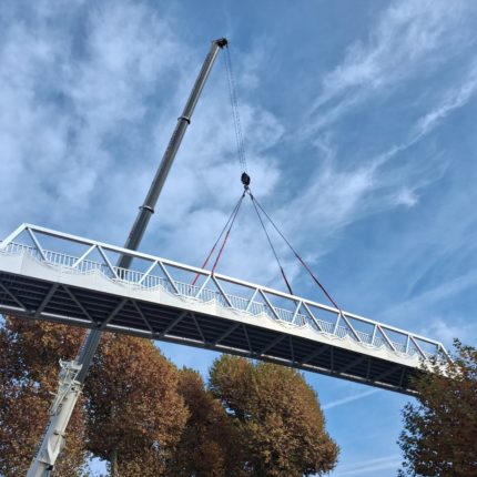 Grutage de la passerelle