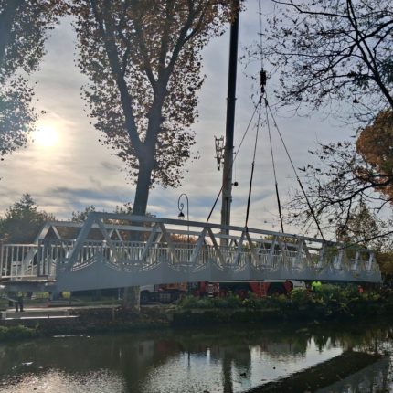 Garde-corps avec remplissage par barreaudage vertical