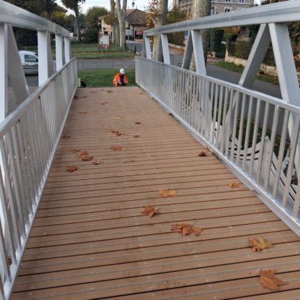 Platelage en bois composite teinté couleur chêne avec des lames de 138 x 23 mm et son système antidéparant