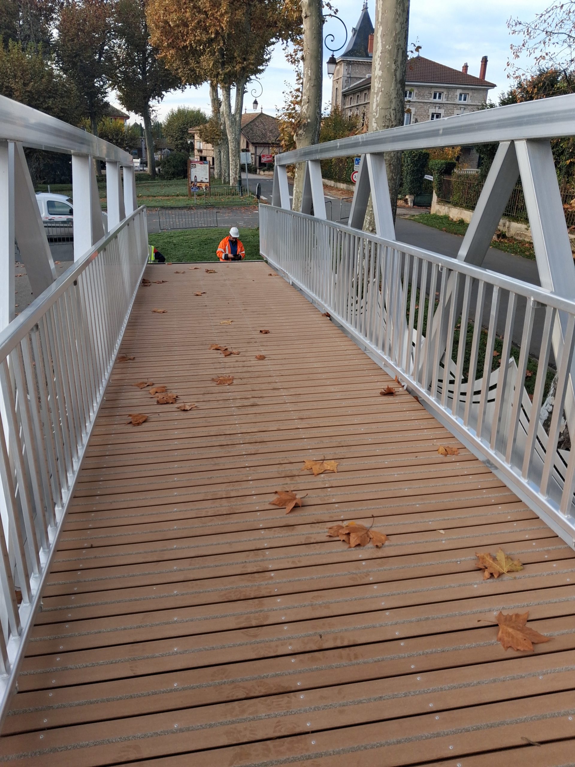 Platelage en bois composite teinté couleur chêne avec des lames de 138 x 23 mm et son système antidéparant