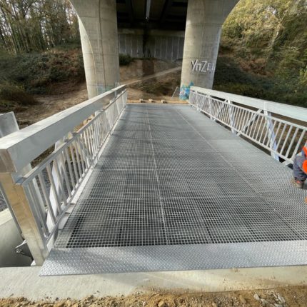 Platelage en caillebotis acier galvanisé maille 30 x 30 posé sur joint caoutchouc