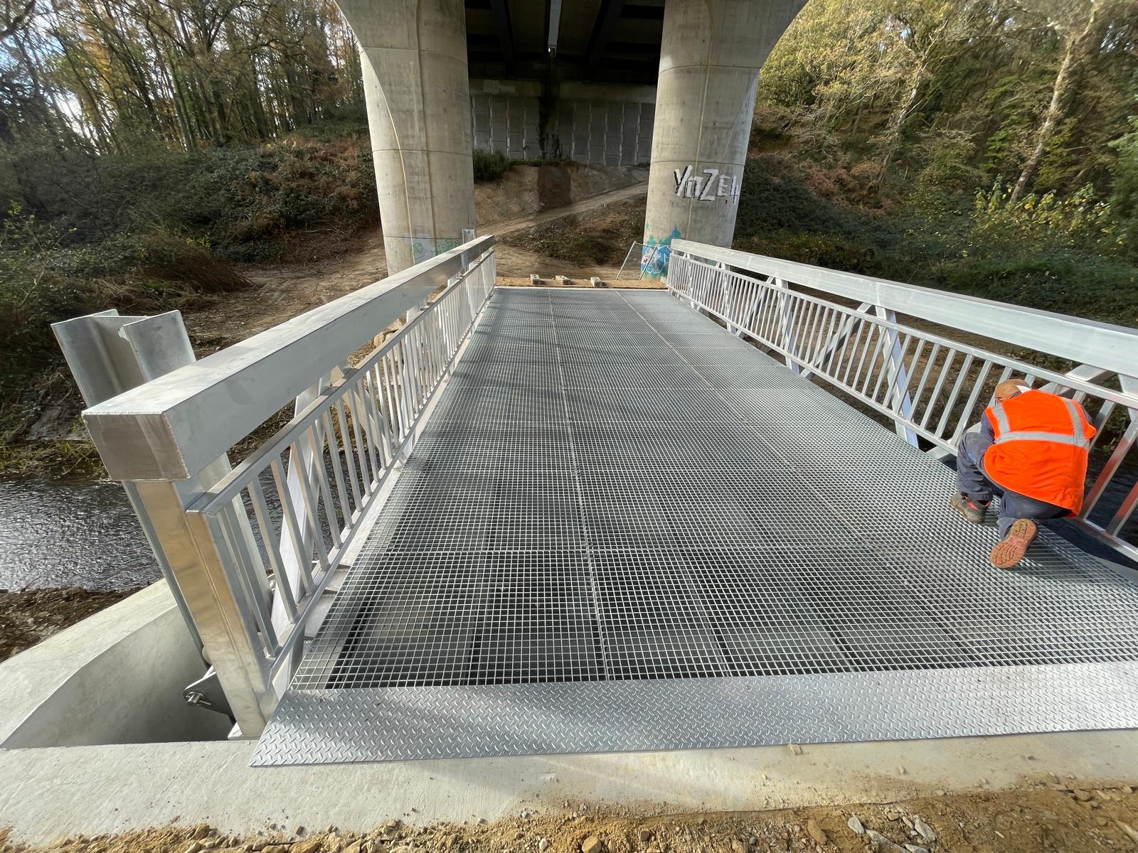 Platelage en caillebotis acier galvanisé maille 30 x 30 posé sur joint caoutchouc