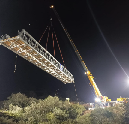 Grutage de la passerelle