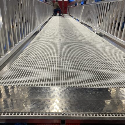 Platelage caillebotis polyester