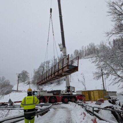 Grutage de la passerelle