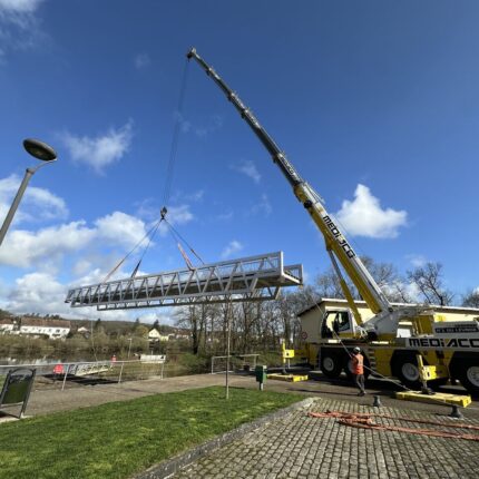 Grutage de la passerelle