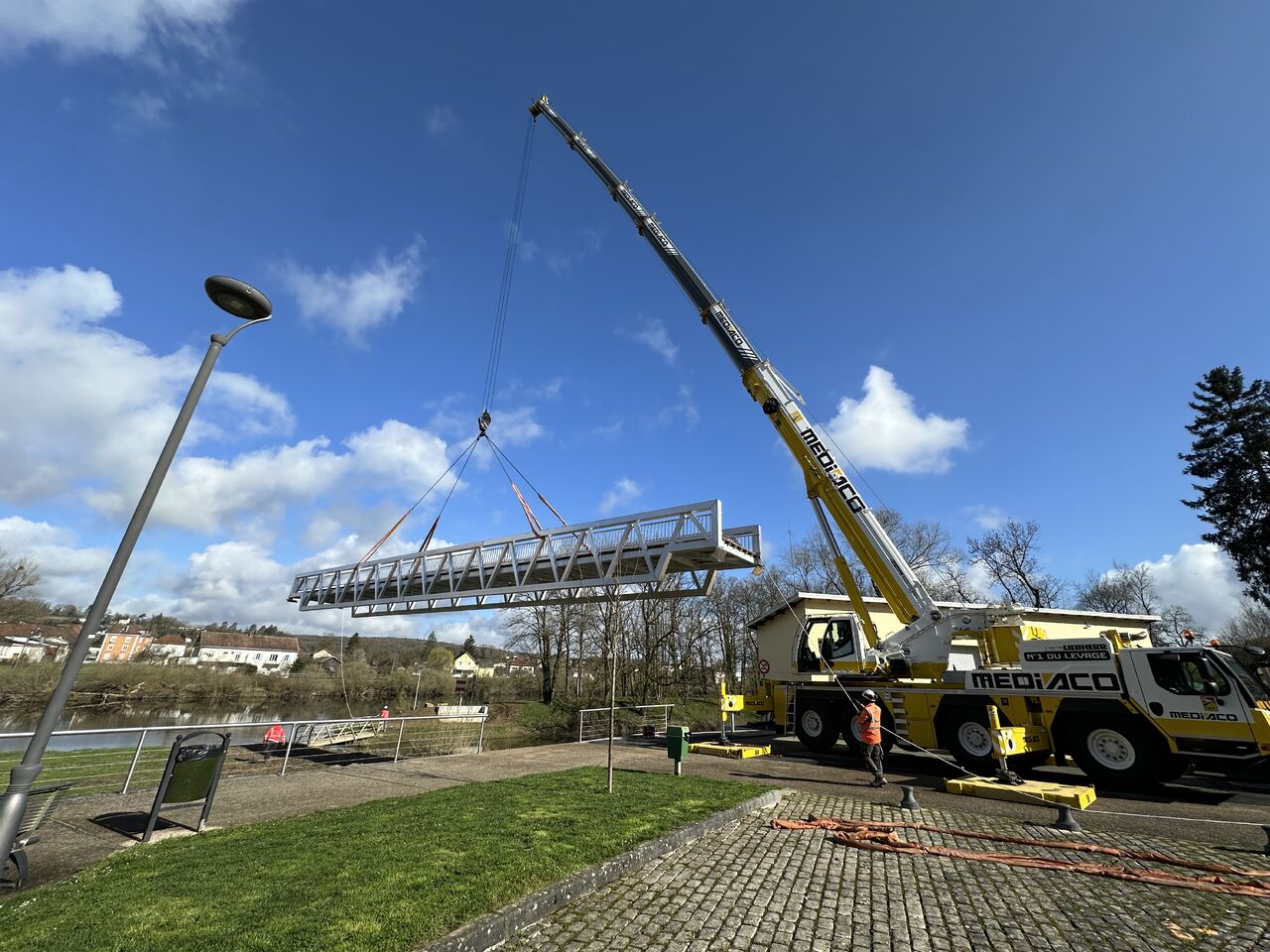 Grutage de la passerelle