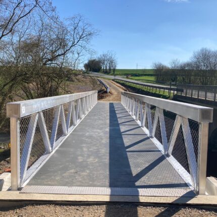 Platelage en lames alvéolées aluminium avec résine antidérapante (passerelle 2)