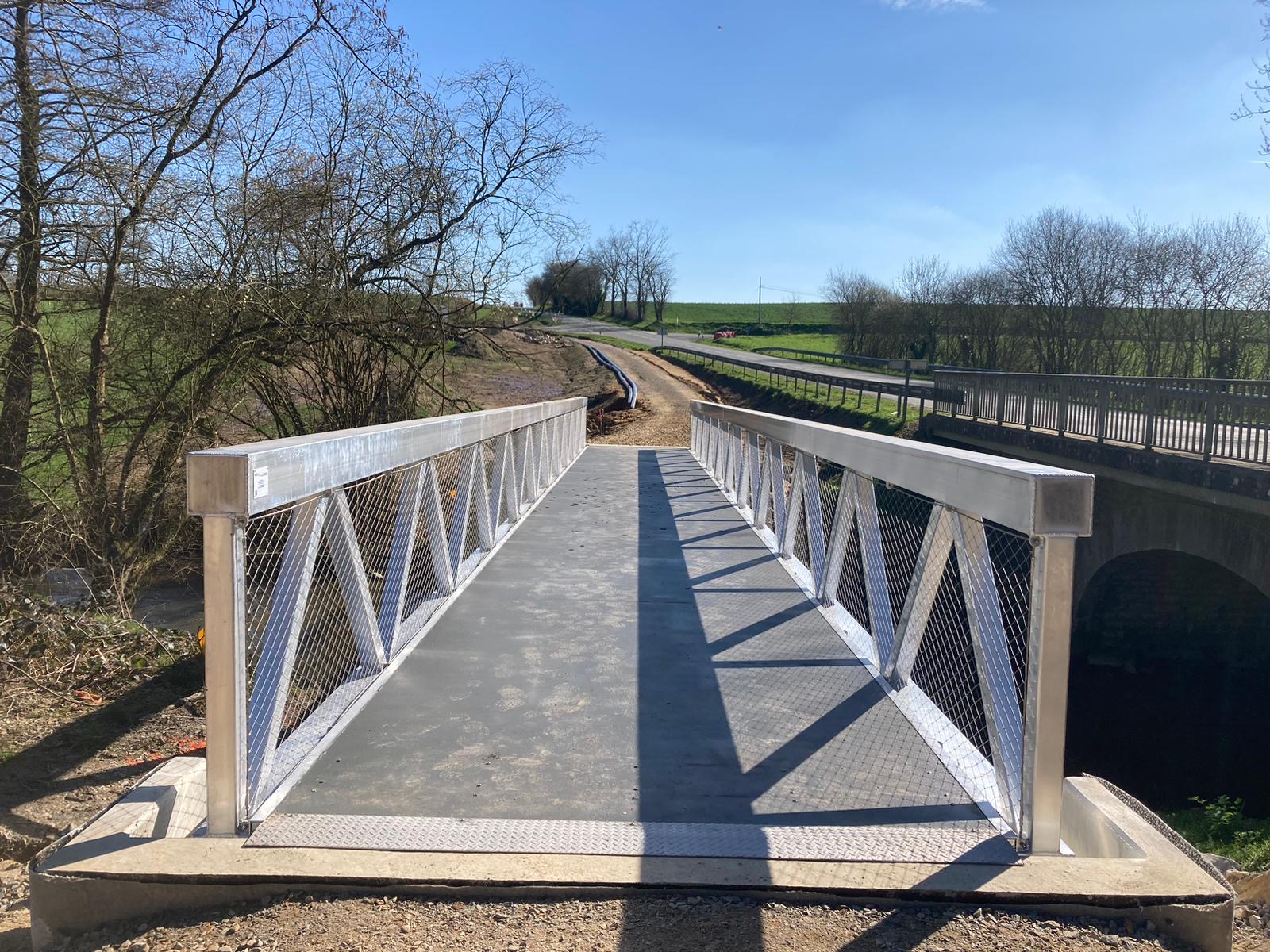 Platelage en lames alvéolées aluminium avec résine antidérapante (passerelle 2)